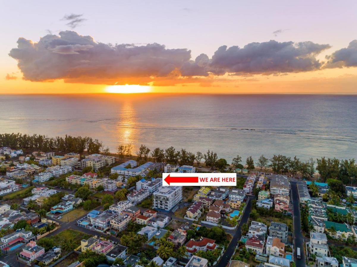 Les Cerisiers Beach Residence: Cozy Beachfront Apartment with Modern Amenities Flic en Flac Exterior photo
