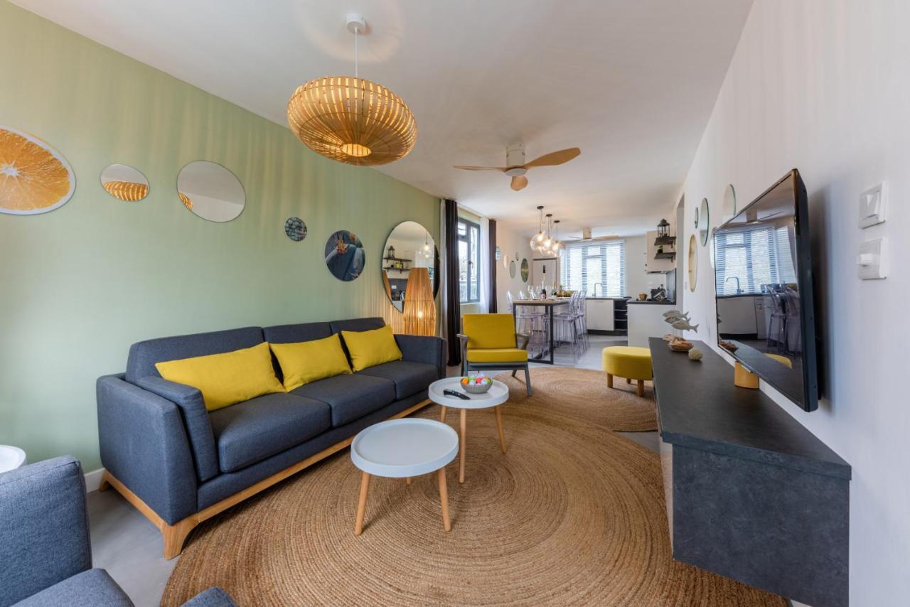 Les Cerisiers Beach Residence: Cozy Beachfront Apartment with Modern Amenities Flic en Flac Exterior photo