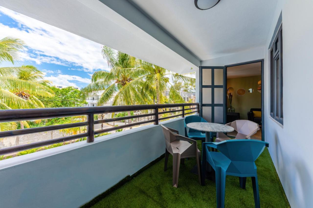 Les Cerisiers Beach Residence: Cozy Beachfront Apartment with Modern Amenities Flic en Flac Exterior photo