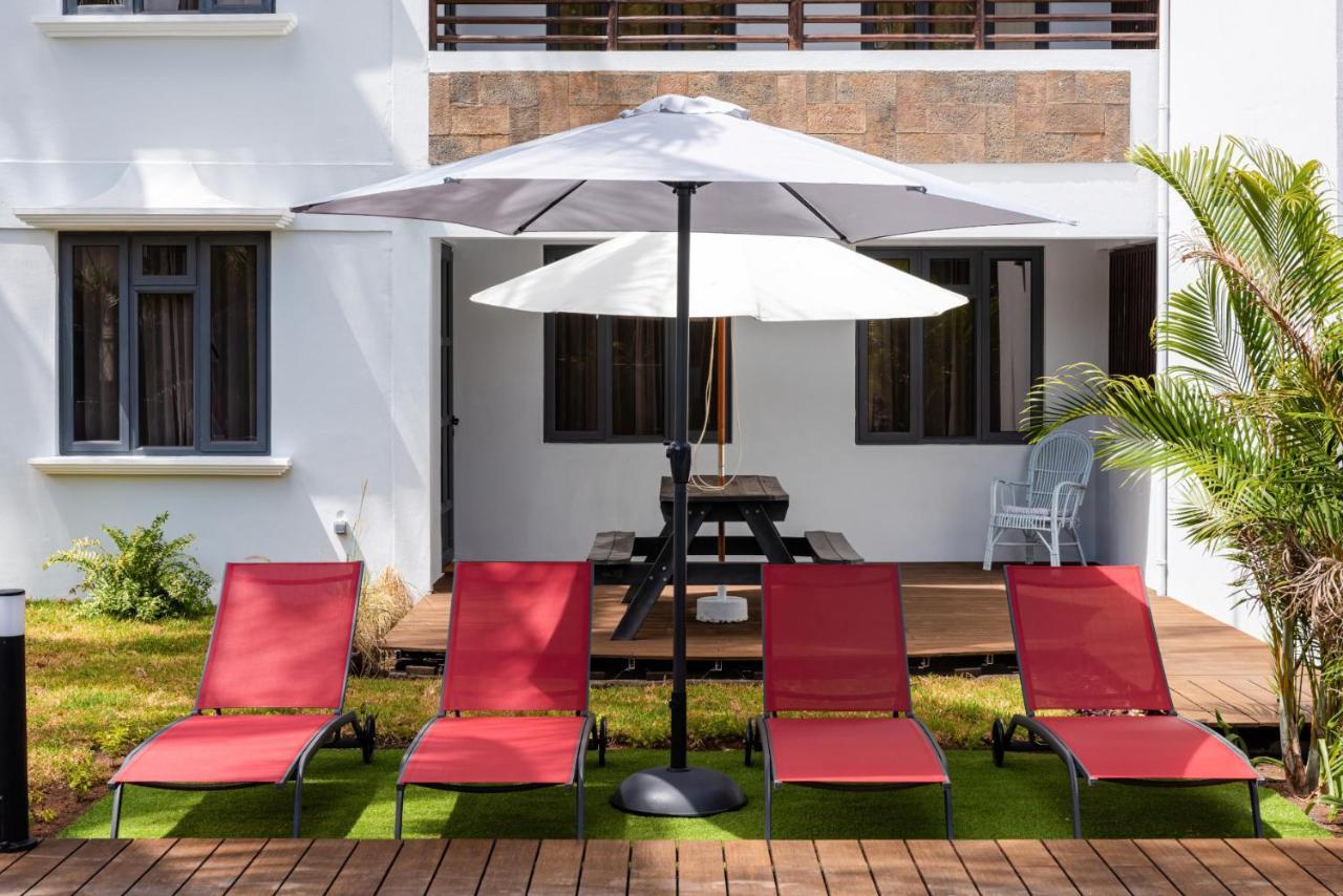 Les Cerisiers Beach Residence: Cozy Beachfront Apartment with Modern Amenities Flic en Flac Exterior photo