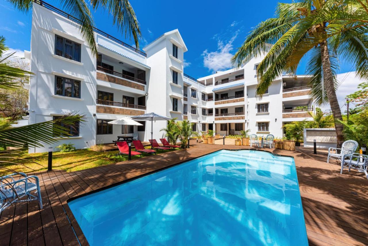 Les Cerisiers Beach Residence: Cozy Beachfront Apartment with Modern Amenities Flic en Flac Exterior photo