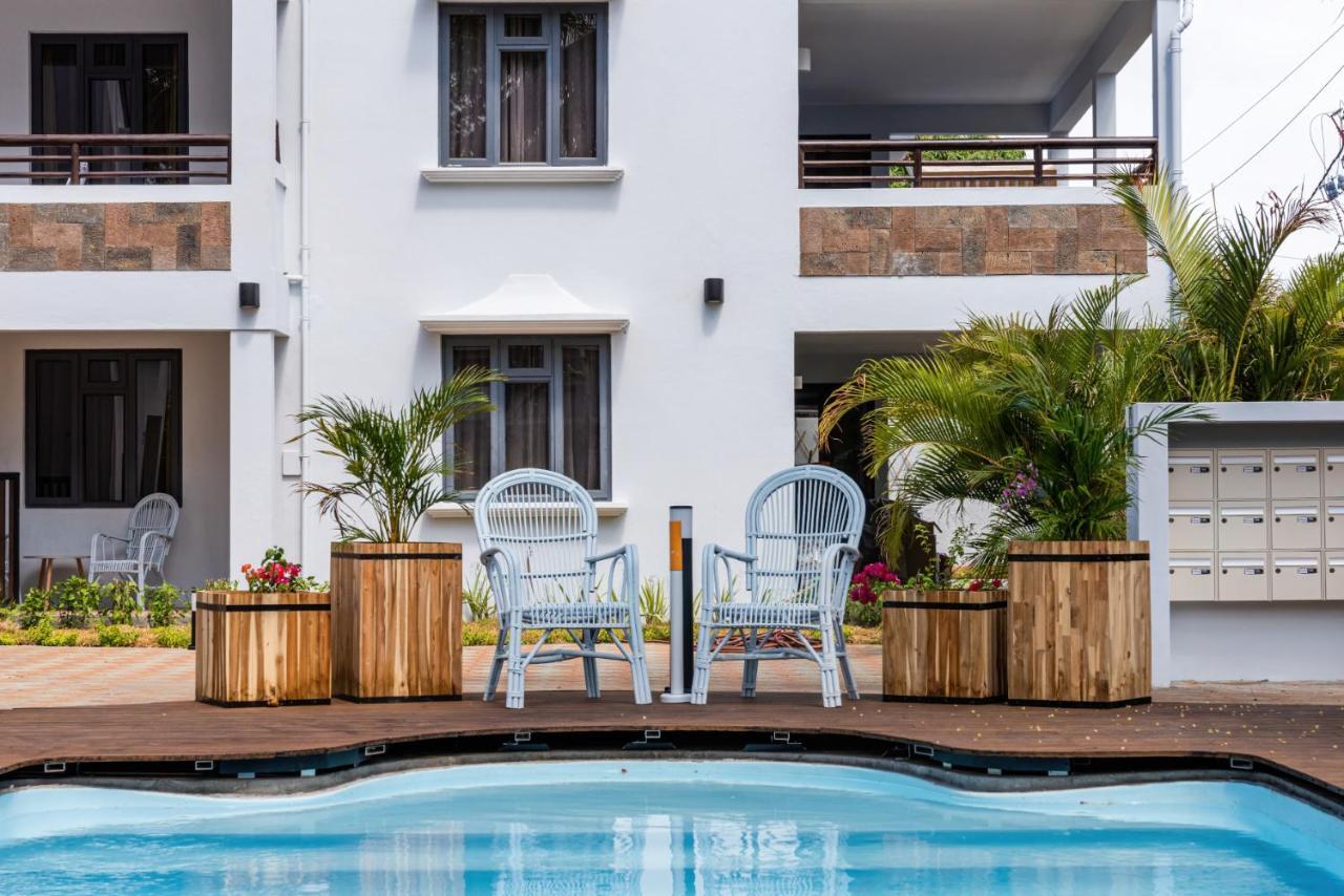 Les Cerisiers Beach Residence: Cozy Beachfront Apartment with Modern Amenities Flic en Flac Exterior photo